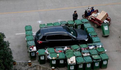 汽車被垃圾桶包圍是被惡搞還是得罪人了？