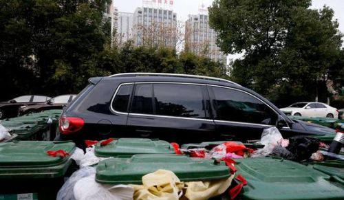 汽車被垃圾桶包圍是被惡搞還是得罪人了？