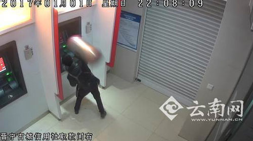 取款不成功，竟用垃圾桶出氣